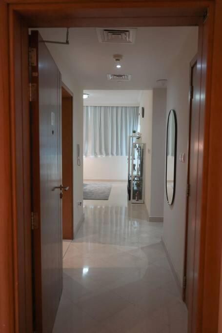 Step Into Serenity - Discover Modern Living In 1Br Apartment With Panoramic Views In Dubai Marina Near Jbr Walk, Beach And Bla Bla Club Kültér fotó