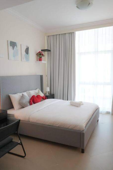 Step Into Serenity - Discover Modern Living In 1Br Apartment With Panoramic Views In Dubai Marina Near Jbr Walk, Beach And Bla Bla Club Kültér fotó