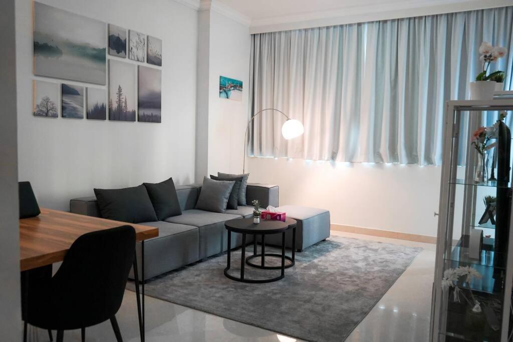 Step Into Serenity - Discover Modern Living In 1Br Apartment With Panoramic Views In Dubai Marina Near Jbr Walk, Beach And Bla Bla Club Kültér fotó