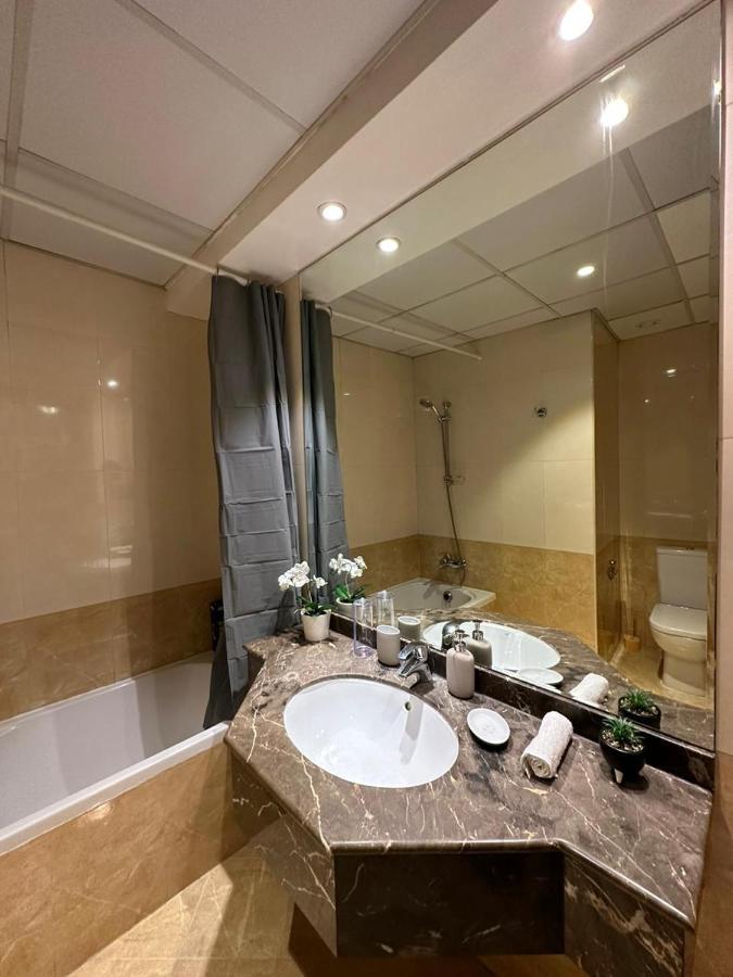 Step Into Serenity - Discover Modern Living In 1Br Apartment With Panoramic Views In Dubai Marina Near Jbr Walk, Beach And Bla Bla Club Kültér fotó