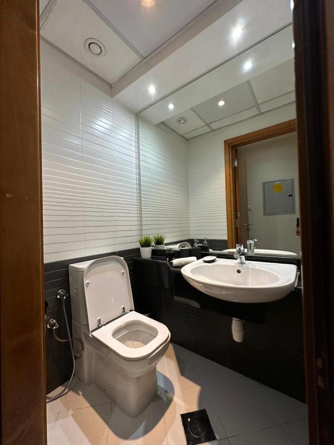 Step Into Serenity - Discover Modern Living In 1Br Apartment With Panoramic Views In Dubai Marina Near Jbr Walk, Beach And Bla Bla Club Kültér fotó